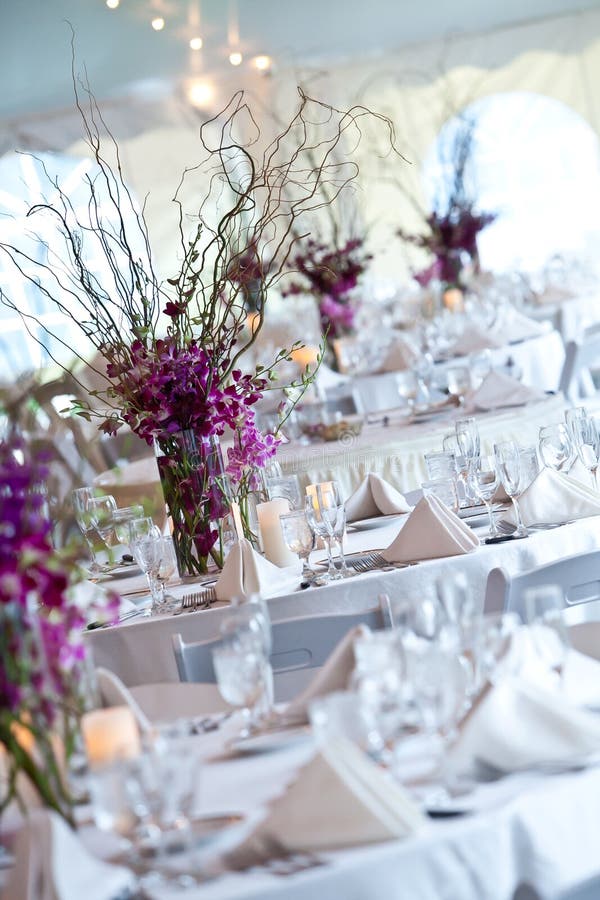 Tables de mariage mises pour diner fin photographie stock libre de droits Tables de mariage mises pour diner fin photographie stock libre de droits