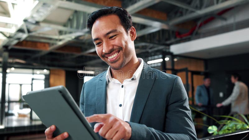 Tablet, γέλιο και επιχειρηματίας σε εταιρεία με αναφορά, επανεξέταση εξόδων ή προϋπολογισμό έργου. Τεχνολογία, λογιστής και χαρούμ φιλμ μικρού μήκους