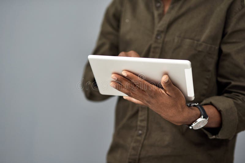 Tablet e imprenditore in studio per la ricerca sui titoli azionari e i dividendi. e-mail di comunicazione e fotografia stock libera da diritti