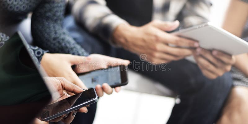 Tablet-Handy-Technologie-Konzept Leute Wating Digital stockbild