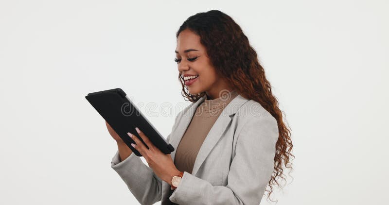 Tablet laus et jeune femme dans un studio scroll sur les médias sociaux pour la bande dessinée drôle ou comique vidéo. sourire heu clips vidéos