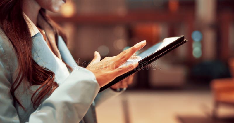 Tablet mulher e mãos com digitação de pesquisa na internet e planejamento on-line para criação de conteúdo de negócios. profission