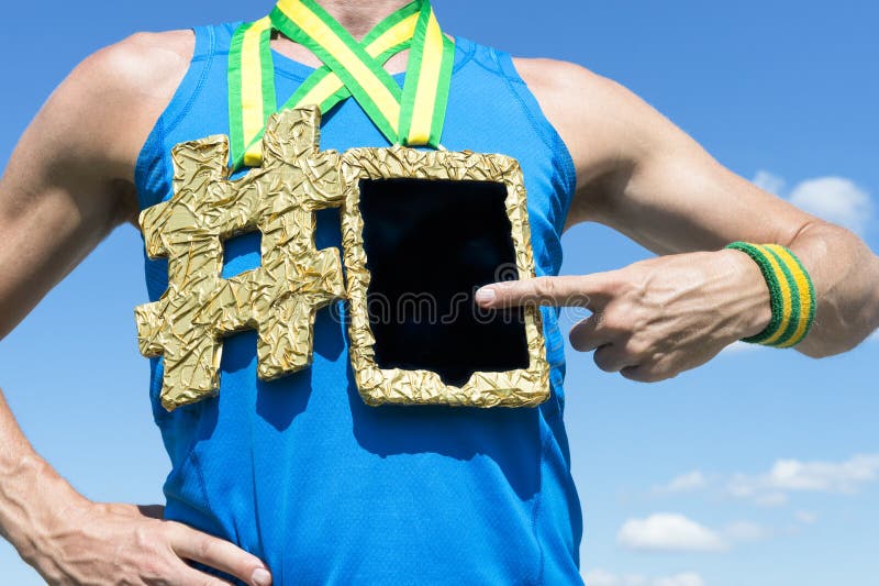Tablet pc de Using Gold Medal do atleta imagem de stock Tablet pc de Using Gold Medal do atleta imagem de stock