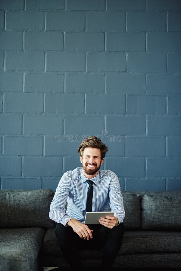 Tablet ritratto e felice con il business man for cloud solutions architect it consulente o beckup. quadro web e. web framework e sorriso con persona sullo sfondo del muro per network o Chief Technology Officer.