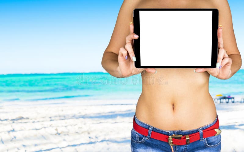 Tableta con la pantalla blanca aislada con el espacio vacío para el texto a disposición de una muchacha hermosa joven, fondo del imagenes de archivo Tableta con la pantalla blanca aislada con el espacio vacío para el texto a disposición de una muchacha hermosa joven, fondo del imagenes de archivo