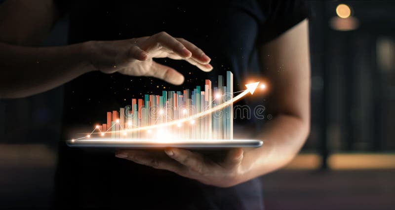 Tableta de la tenencia del hombre de negocios de crecer el holograma virtual de la estadística imágenes de archivo libres de regalías