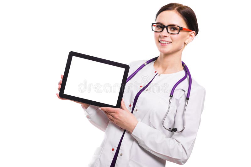 Tableta femenina hermosa joven de la tenencia del doctor en sus manos en el fondo blanco imagen de archivo libre de regalías Tableta femenina hermosa joven de la tenencia del doctor en sus manos en el fondo blanco imagen de archivo libre de regalías
