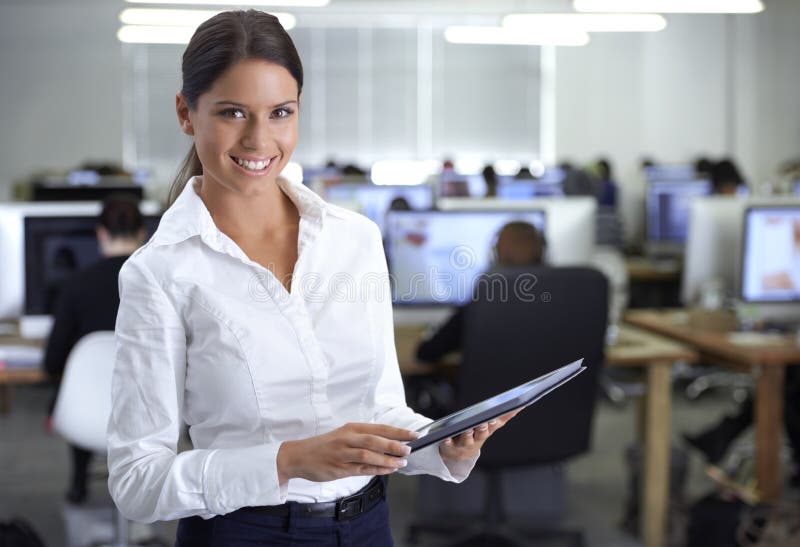 Tableta y planificación de mujeres de negocios en el espacio de trabajo para la gestión de sitios web y software de medios sociale imagen de archivo libre de regalías