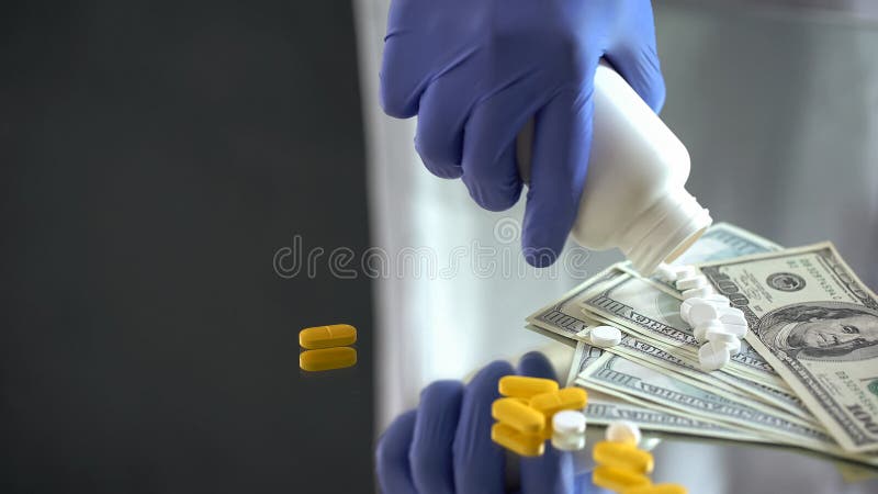 Tabletas de caída del farmacéutico en los dólares, negocio farmacéutico, drogas costosas