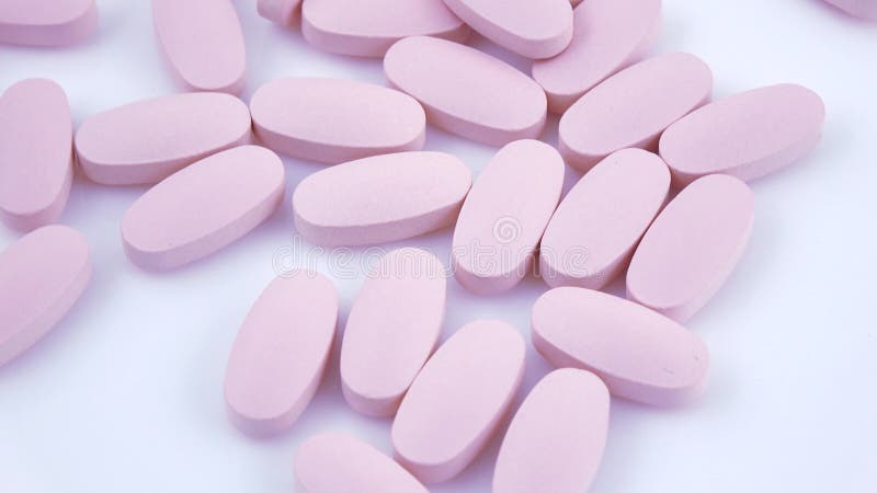 Tabletas rosadas ovales en la placa