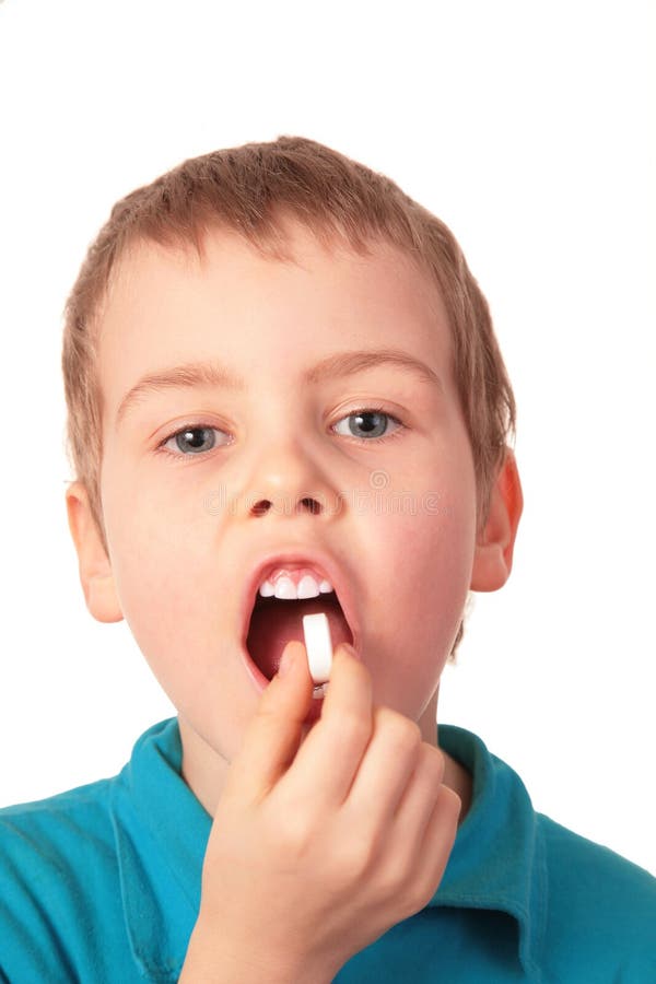 Мальчик открывающий рот. Мальчик открыл рот. Фотография ребенка с таблеткой на языке. Мальчик глотает конструктор.