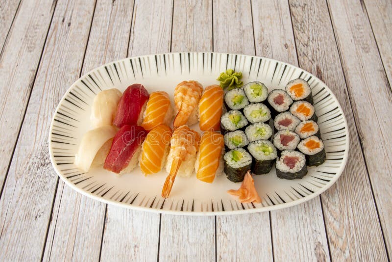 Tablett Aus Verschiedenen Nigiri-Sushi Und Maki. Roter Thunfisch Und ...