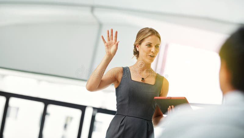 Tablett und Gespräch im Büro für Workshop-Beratung und Geschäftsvorstellung. Seminarsprecherin und Technik stockbild