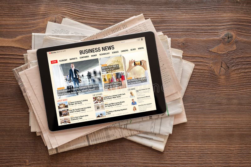 Tablette avec le site Web d'informations commerciales sur la pile de journaux Tout le contenu se compose images stock Tablette avec le site Web d'informations commerciales sur la pile de journaux Tout le contenu se compose images stock