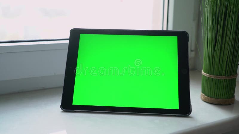 Tablette avec touche chroma écran vert. ordinateur portable de gadget de périphérique électronique banque de vidéos