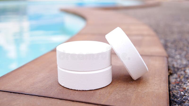 Chlore Blanc Pour La Piscine Désinfection Piscine Eau Entretien Photo stock  - Image du oxygène, algues: 272019666