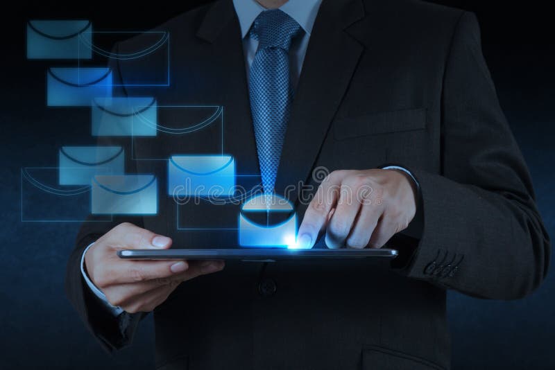 Tablette d'utilisation de main d'homme d'affaires avec l'email photos stock Tablette d'utilisation de main d'homme d'affaires avec l'email photos stock
