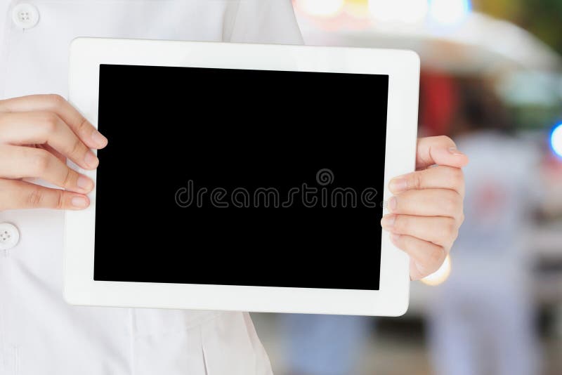 Tablette de prise de main avec l'ambulance photo libre de droits Tablette de prise de main avec l'ambulance photo libre de droits