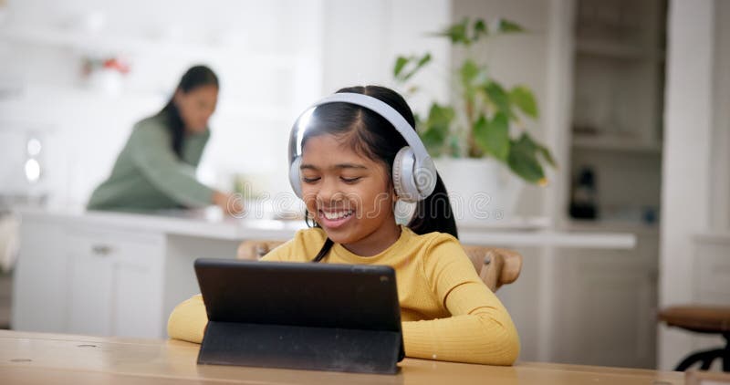 Tablette enfant et rire avec casque pour l'éducation en ligne école à domicile et l'apprentissage. web class sourire et jeune fill banque de vidéos
