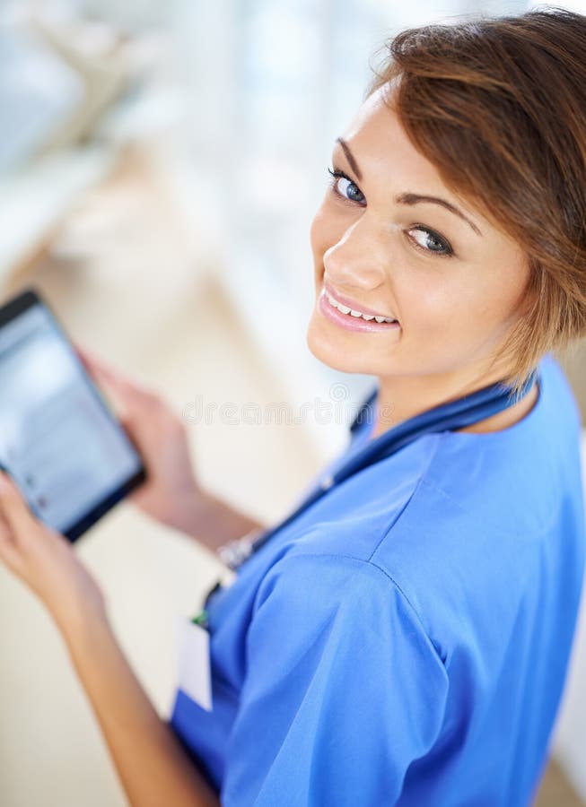Tablette médicale et portrait d'infirmière femme dans les gommes à l'hôpital pour la recherche ou des informations ci-dessus. soin photos libres de droits
