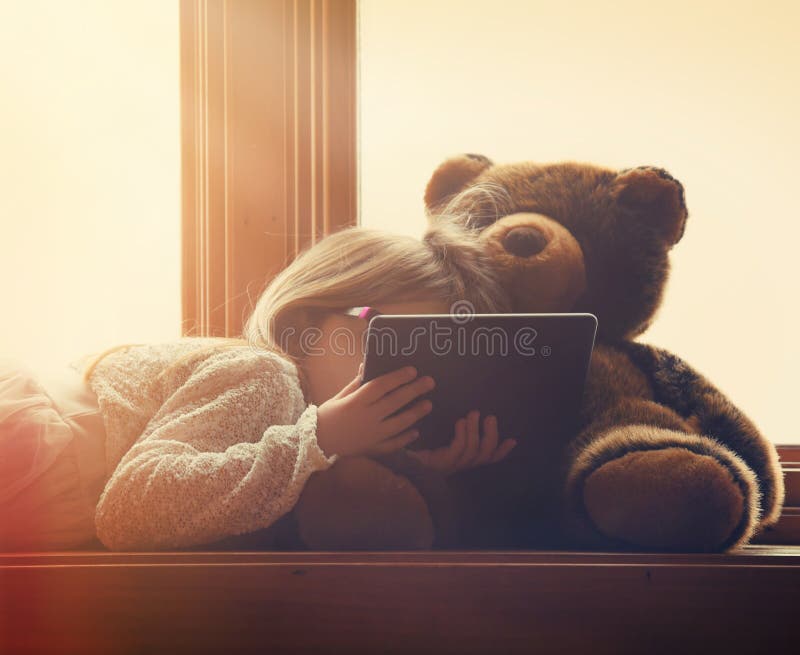 Tablette occasionnelle de participation d'enfant avec Teddy Bear à la maison photos stock Tablette occasionnelle de participation d'enfant avec Teddy Bear à la maison photos stock