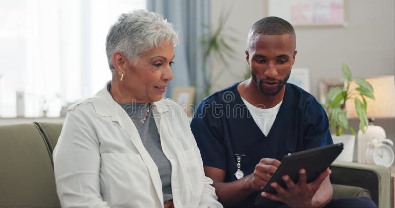 Tablette oder Krankenschwester mit Senior Frau auf Sofa für Internet-Hilfe oder Überprüfung der Anmeldung Service Guide für zu Hau stock video footage