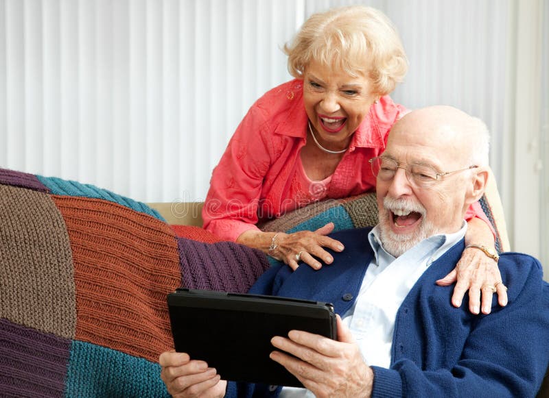 Tablette PC - älteres Paar-Lachen
