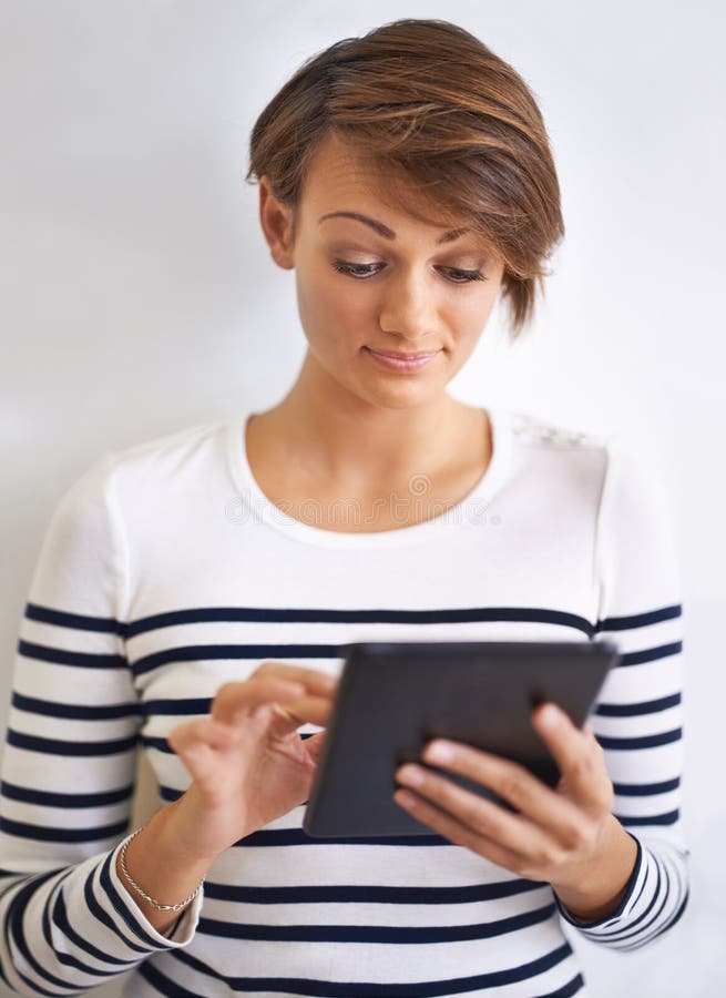 Tablette studio et femme avec le sourire des médias sociaux sur mobile avec internet et réseau. femme blanche photographie stock libre de droits