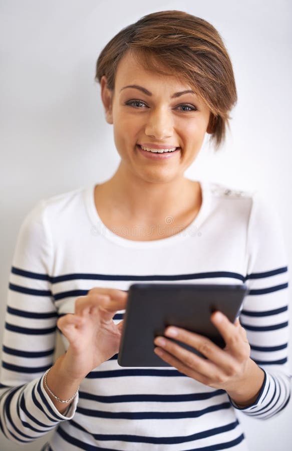 Tablette studio et portrait de femme avec sourire pour les médias sociaux sur mobile avec internet et réseau. fond blanc photo libre de droits