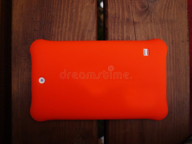 Tablette sur la plate-forme d'Android pour des enfants Tablette avec une couverture lumineuse et un grand écran photographie stock Tablette sur la plate-forme d'Android pour des enfants Tablette avec une couverture lumineuse et un grand écran photographie stock