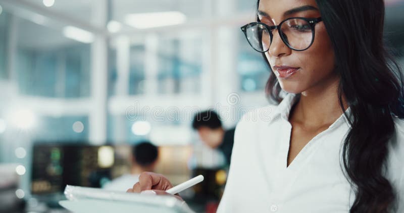 Tablette und Entwicklerin mit Schreibtisch für Software-Entwicklung denken oder geschäftlich. Online-Kodierung und App stock video footage