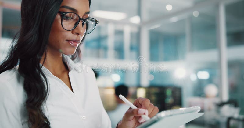 Tablette und Programmiererin mit Schreibtisch für Softwareentwicklung oder Netzwerk in der Nacht. Online-Kodierung und App stock footage