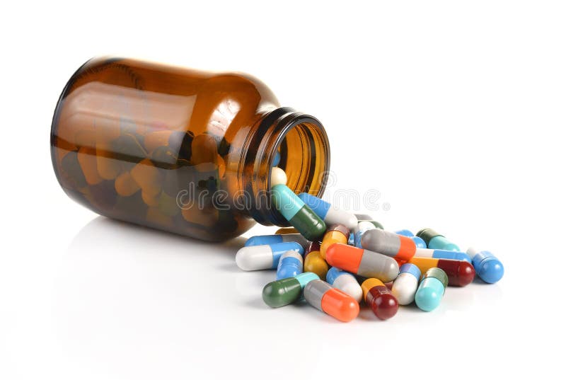 Tablettenfläschchen, das an Pillen zur Oberfläche lokalisiert auf einem weißen BAC verschüttet