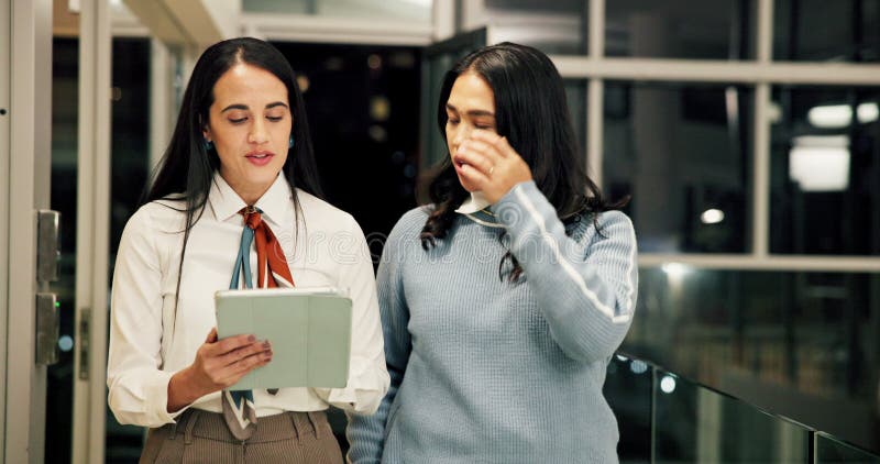 Tabletă de mers pe jos și femei de afaceri pe timp de noapte pentru revizuire on-line proiect și site-ul de cercetare. Birou de cr stock video