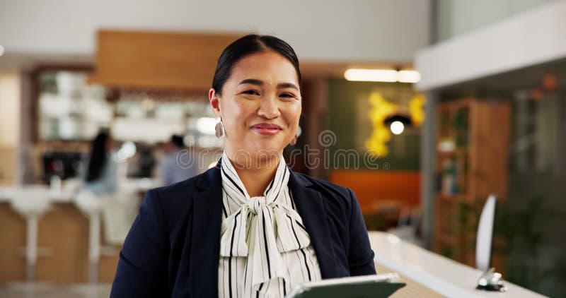 Tabletă facială și bun venit cu un concierge de hotel în hol pentru planificarea sau rezervarea cazării. Rezervare aplicație și stock footage