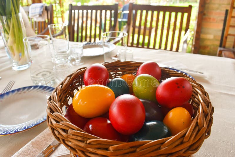 Tablewear di Pasqua all'aperto sotto la pergola con le uova variopinte in un giorno soleggiato immagine stock Tablewear di Pasqua all'aperto sotto la pergola con le uova variopinte in un giorno soleggiato immagine stock