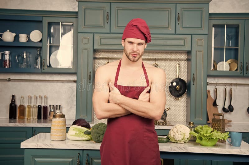 Chef musclé sexy devant la cuisine. Chef attrayant prêt à cuisiner