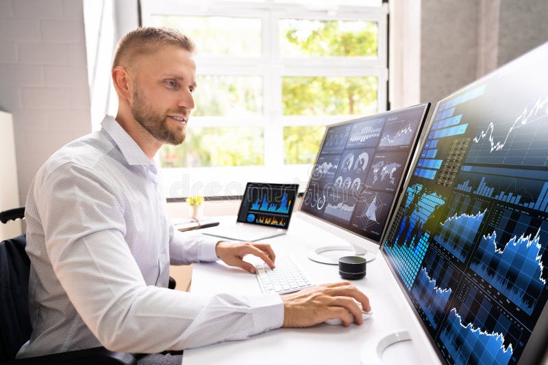 Tablou de date analiză de business KPI. analist cu ajutorul computerului