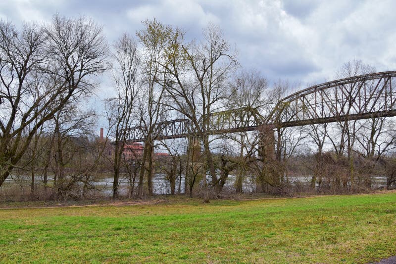 Taborowi szlakowi kolejowego mostu widoki wzdłuż Shelby Zgłębiają Greenway i Naturalny teren nad Cumberland Rzeczną pierzeją wlec zdjęcie royalty free Taborowi szlakowi kolejowego mostu widoki wzdłuż Shelby Zgłębiają Greenway i Naturalny teren nad Cumberland Rzeczną pierzeją wlec zdjęcie royalty free
