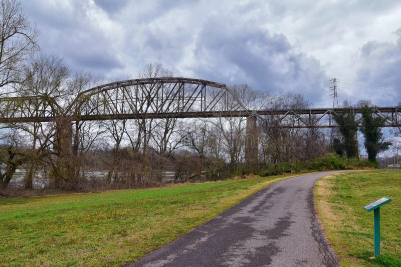 Taborowi szlakowi kolejowego mostu widoki wzdłuż Shelby Zgłębiają Greenway i Naturalny teren nad Cumberland Rzeczną pierzeją wlec obraz royalty free Taborowi szlakowi kolejowego mostu widoki wzdłuż Shelby Zgłębiają Greenway i Naturalny teren nad Cumberland Rzeczną pierzeją wlec obraz royalty free