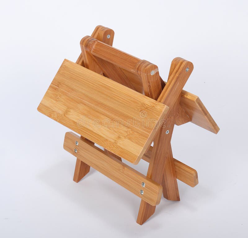 Tabouret en bois au-dessus de blanc photographie stock libre de droits Tabouret en bois au-dessus de blanc photographie stock libre de droits