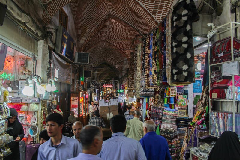 Tabriz, Iran - 10 juillet 2017 : Le plus grand marché du monde à Tabriz, plein des personnes achetant dans les magasins musulmans images libres de droits Tabriz, Iran - 10 juillet 2017 : Le plus grand marché du monde à Tabriz, plein des personnes achetant dans les magasins musulmans images libres de droits