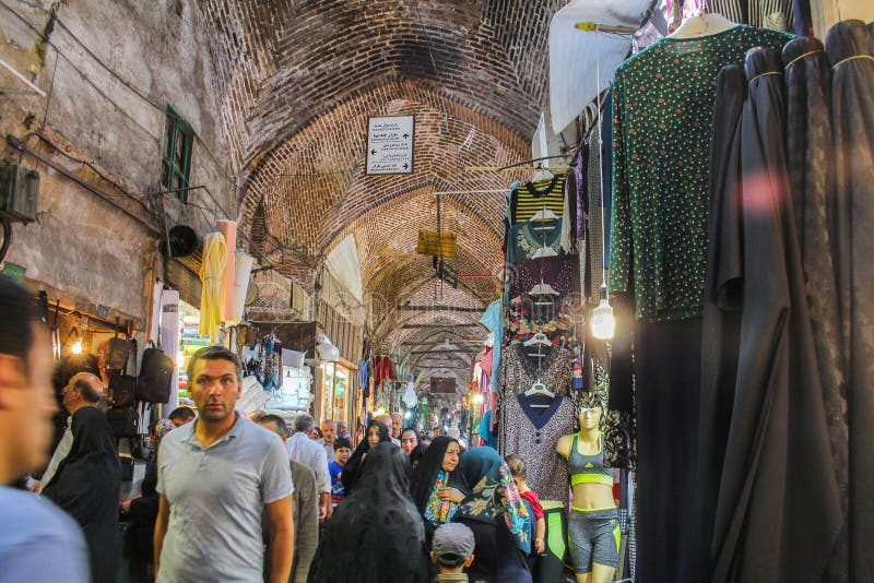 Tabriz, Irã - 10 de julho de 2017: O mercado o mais grande do mundo em Tabriz, completo dos povos que compram nas lojas muçulmana fotografia de stock royalty free Tabriz, Irã - 10 de julho de 2017: O mercado o mais grande do mundo em Tabriz, completo dos povos que compram nas lojas muçulmana fotografia de stock royalty free