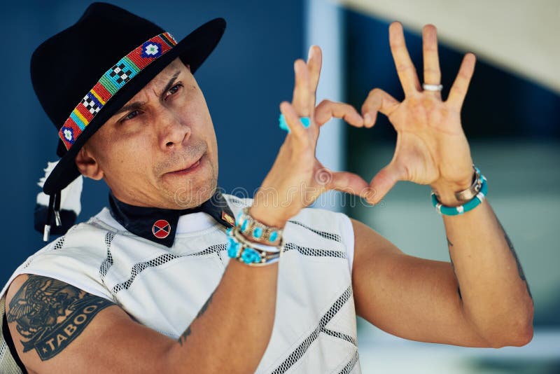 Tabu von Black Eyed Peas zeigt seine Anerkennung stockbild Tabu von Black Eyed Peas zeigt seine Anerkennung stockbild