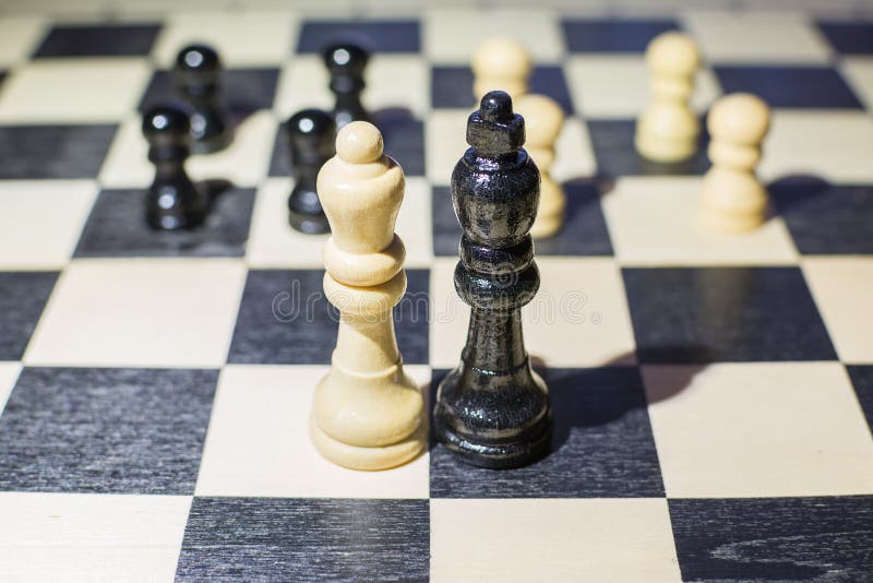 Foto de Confronto Macismo O Rei Branco Mata Rainha Branca e mais fotos de  stock de Rainha - Peça de xadrez - iStock