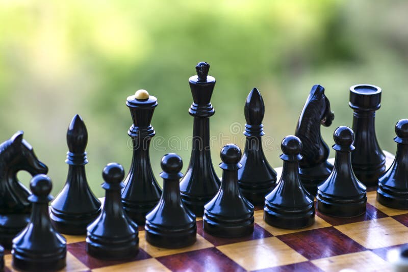 Checkmate é Um Jogo De Xadrez. Figuras De Xadrez. Posicionamento Das Peças  Na Placa Foto de Stock - Imagem de partes, derrota: 227998534