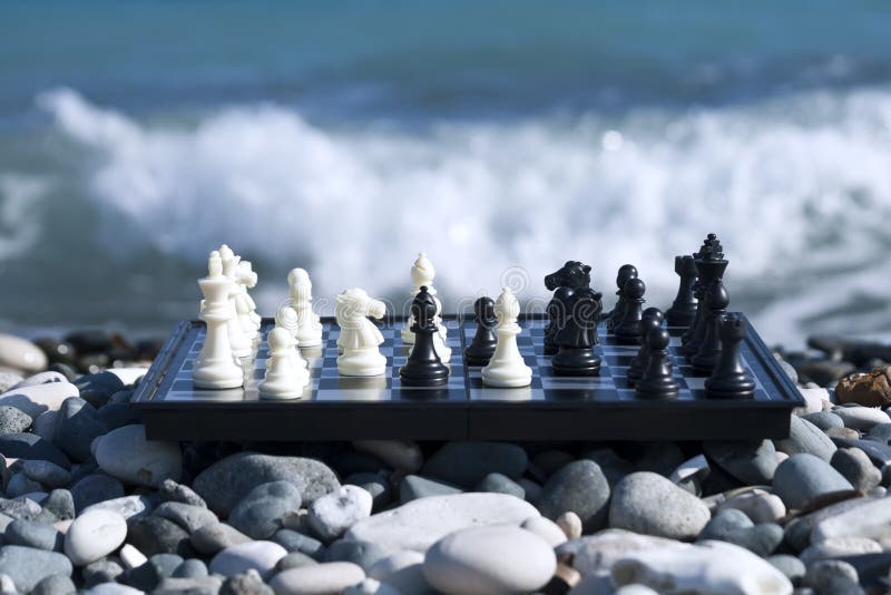 Mão Tocando Peça De Xadrez No Tabuleiro De Xadrez Foto de Stock - Imagem de  figura, jogar: 178099824