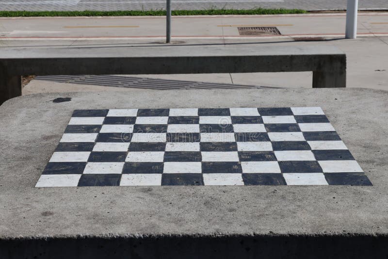Vista De Cima De Um Tabuleiro De Xadrez Em Concreto Com Peças De Xadrez E  Uma Mão-de-mão a Mexer-se Foto de Stock - Imagem de estratégia,  profissional: 227494294