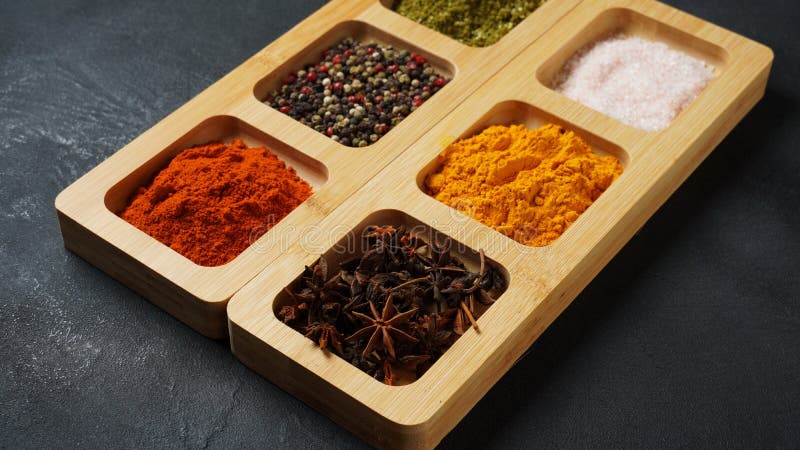 Tabuleiros com especiarias orientais brilhantes e condimentos imagens de stock