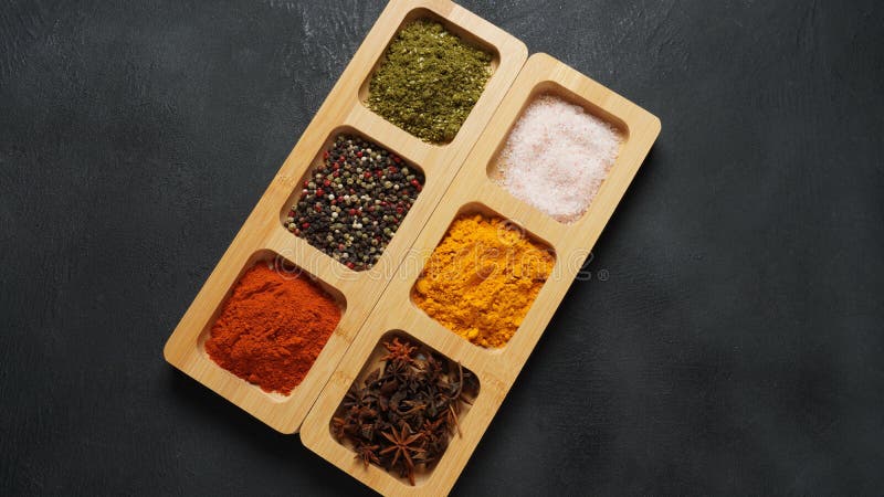 Tabuleiros com especiarias orientais brilhantes e condimentos imagens de stock